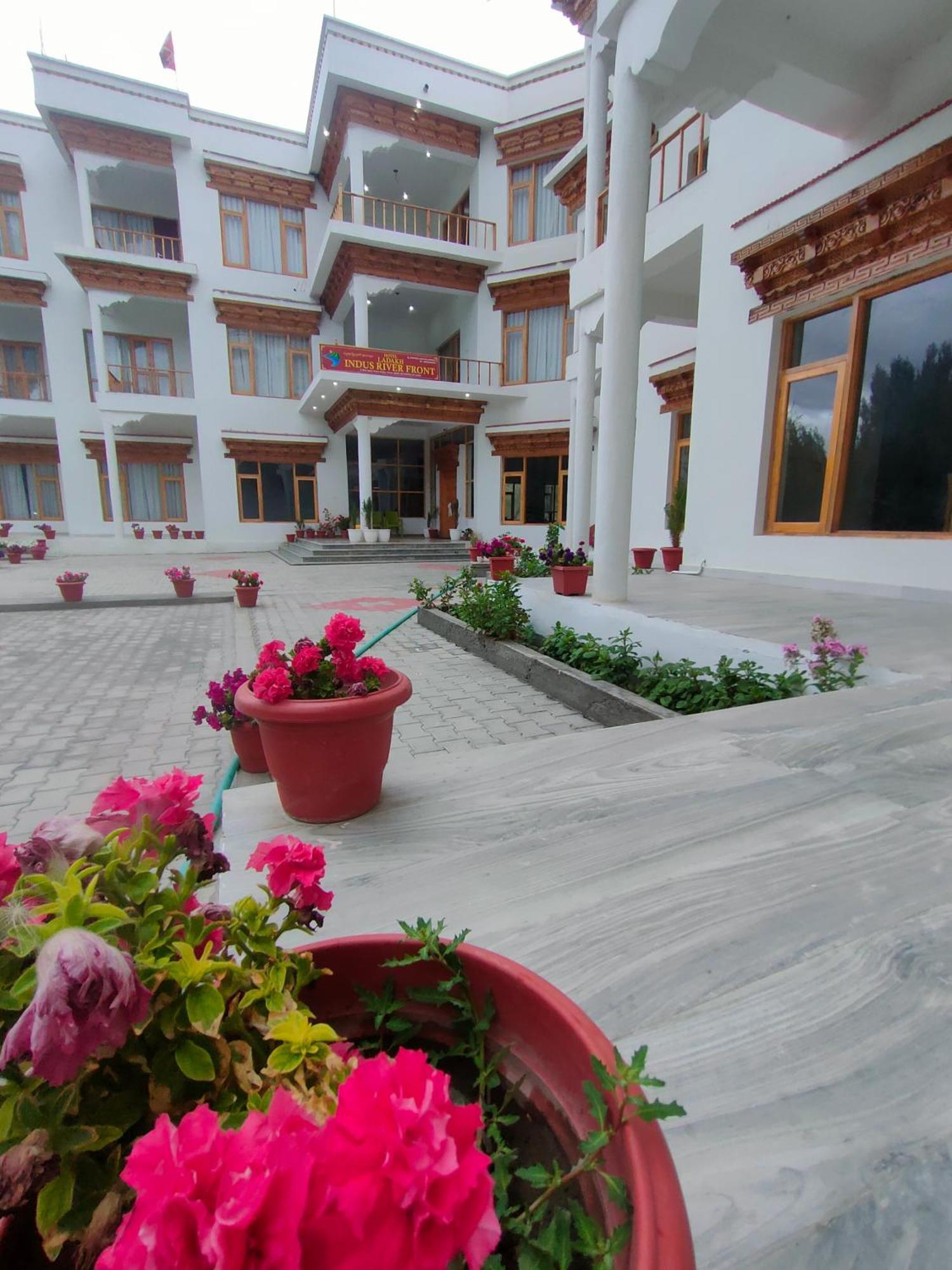 לה Hotel Ladakh Indus River Front מראה חיצוני תמונה