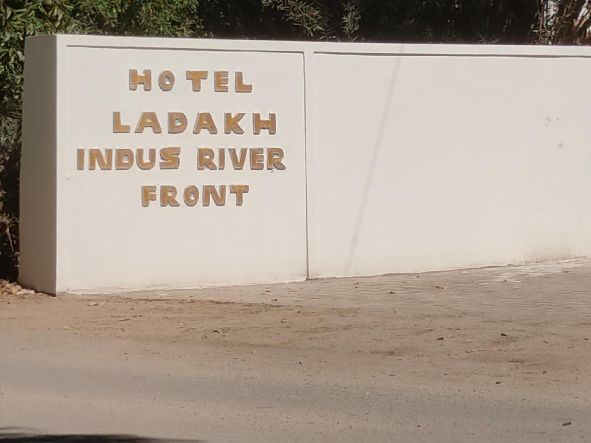 לה Hotel Ladakh Indus River Front מראה חיצוני תמונה